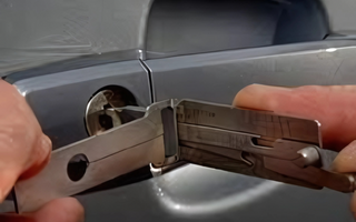 Comment ouvrir une voiture centralisé sans clé ?